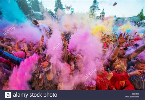 Party Goers Crowd High Resolution Stock Photography And Images Alamy
