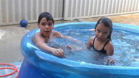 Brincando Na Piscina Youtube