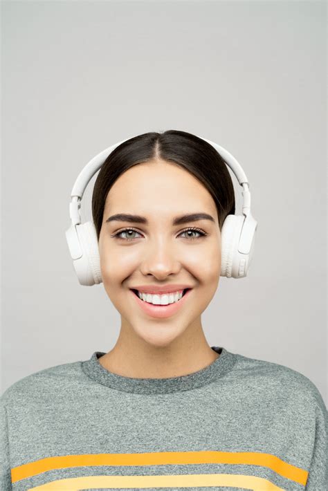Gambar Wanita Menghadapi Headphone Perlengkapan Audio Telinga Dahi Kepala Alis Dagu