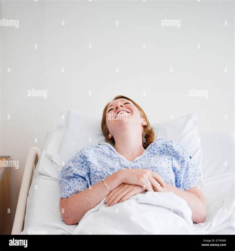 Vista De La Mujer Que Estaba Acostada En La Cama Del Hospital Y Riendo