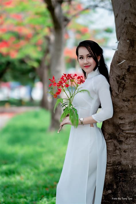 H Ng Thy Nguy N Beautiful Mature Woman In Ao Dai