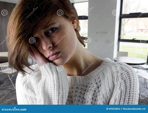 Droevig Gedeprimeerd Meisje In Ruimte Met Bureaus Stock Foto Image Of