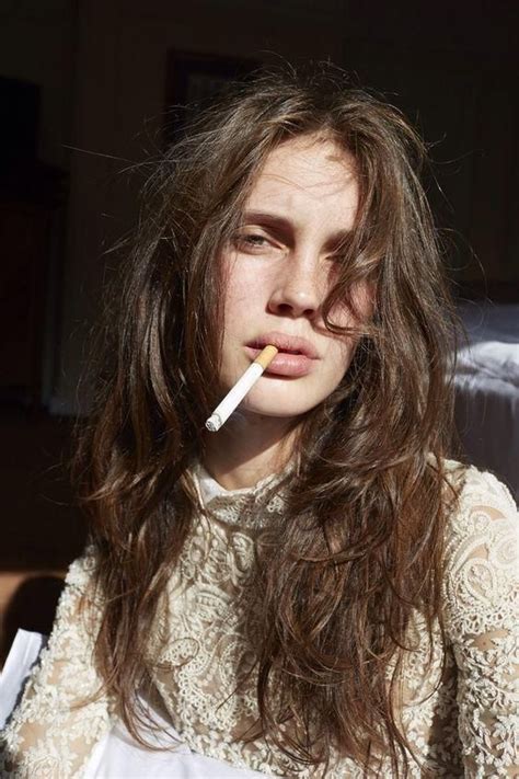 It S In The Way She Moves Confidence In Your Sense Of Style Girl Smoking Juergen Teller Beauty
