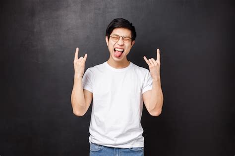 Chico Asiático Emocionado Y Extrovertido Feliz Con Gafas Y Camiseta