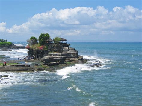Pura tanah lot merupakan ikon pariwisata pulau bali. Pura Tanah Lot Bali: Tiket, Atraksi & Aktivitas - IdeTrips
