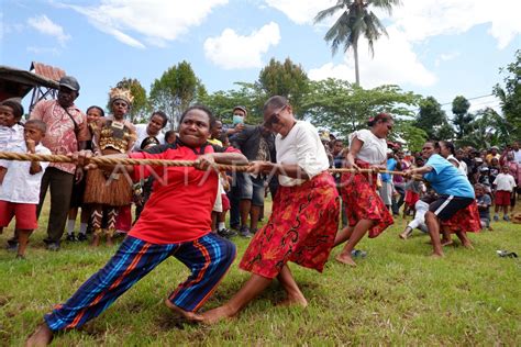 Lomba Tarik Tambang Di Keerom Papua Antara Foto
