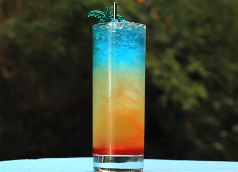 This Paradise Cocktail Is Crazy Cool Looking Also Delicious Paradise Cocktail Hypnotic