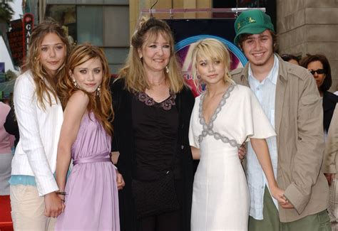 Mary Kate And Ashley Olsen Celebrities With Their Moms Pictures