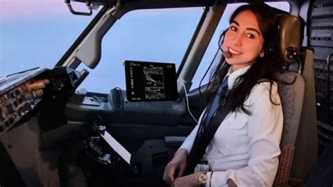 محدثه میرزایی خلبان جوان زن افغانستان حالا در آسمان اروپا پرواز می‌کند