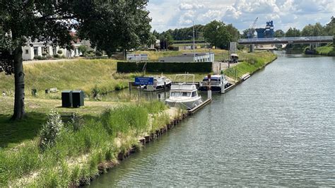 In de andere stal staan ongeveer 3000 varkens. Veel rook na gesmolten kabel op plezierboot in ...