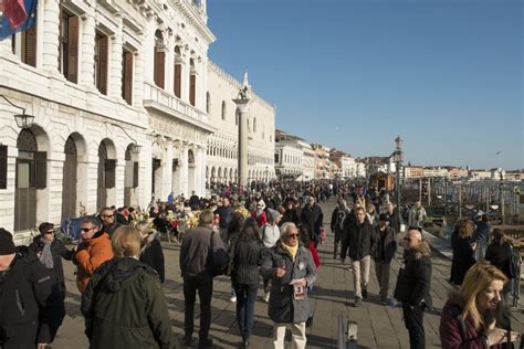 Touristen In Venedig Redaktionelles Stockfoto Bild Von Feiertag 65448268