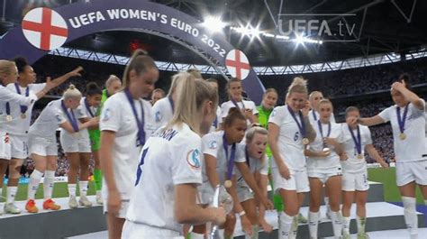 Arsenal Guns On Twitter Arsenals Leah Williamson Lifts The Euro 2022 Trophy For The England