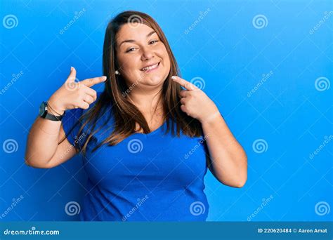 Linda Morena Mais Mulher Do Tamanho Vestindo Camisa Azul Casual Que
