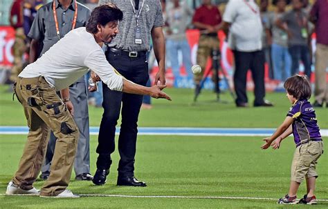 ग्राउंड में किंग खान ने बेटे अबराम के साथ खेला मस्ती क्रिकेट Shahrukh Khan And His Son Abram