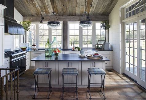 Rusticity Meets Glamour In Comfortable Livable Country Home Home