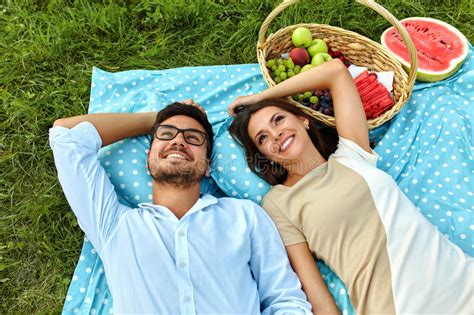 Счастливые пары в влюбленности на романтичном пикнике в парке отношение Стоковое Фото