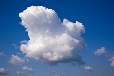Big White Cloud Over A Clear Blue Sky Big White Fluffy Clo Flickr