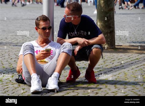 Zwei Männer sitzen auf der Straße und warten auf Düsseldorfer gay