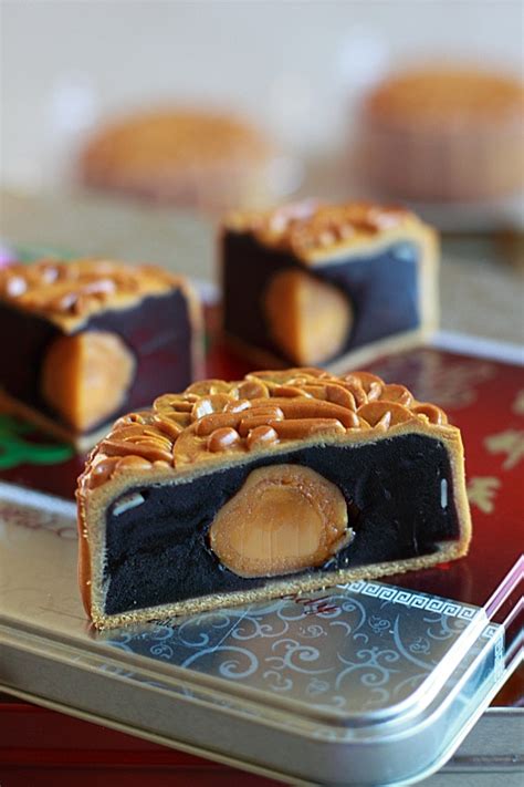 Some of these boxes are made from steel or in a very beautiful packaged box. Mooncake | Easy Delicious Recipes