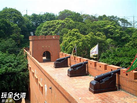 六福村主題遊樂園（英語： leofoo village theme park ）簡稱六福村，是一座位於臺灣 新竹縣 關西鎮的主題樂園。 為 六福開發 旗下的企業之一。 前身為1979年成立的 六福村野生動物園 ，在1989年時開始規劃擴建成為主題樂園，於1994年開放第一個主題園區「美國大. 台灣民俗村（已歇業） 彰化景點 玩全台灣旅遊網