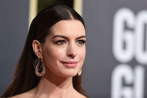 Anne Hathaway 2019 Golden Globe Awards Red Carpet Celebmafia