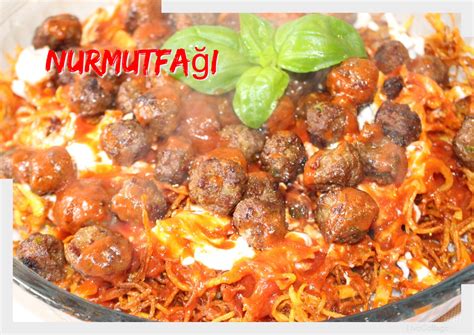 Apr 02, 2019 · çökertme kebabına bayılanların kayıtsız kalamayacakları çentik kebabı, yufkaların gördüğü en nefis tariflerden siron, pilavların en havalısı duvaklı pilav, ziyafetin adım sesleri olan patlıcanlı kebap, antakya'nın efsane lezzeti tepsi kebabı, kıymanın en doyurucu hali dalyan köfte, farklılaşmak isteyenlere ekşili soğan dolması ve fırının bile saygı duruşuna. Köfteli çökertme kebabı nasıl yapılır tarifi | Nur Mutfağı