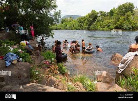 girl bathing in a creek banque de photographies et d images à haute résolution alamy