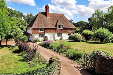 Traditional English Farmhouse With Converted Oast House Near Darling