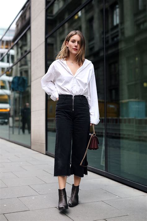 Streetstyle Outfit Inspiration Schwarze Hose Weisse Bluse Mehr