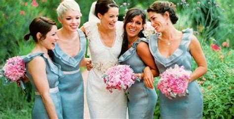 Sposa con damigelle d'onore versando champagne in bicchieri. Abiti per le damigelle d'onore - LeMieNozze.it