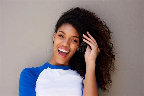 Sluit Het Mooie Jonge Afrikaanse Amerikaanse Vrouw Glimlachen Met