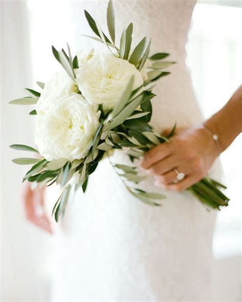 22 Petite Wedding Bouquets That Make a Big Statement | Small wedding