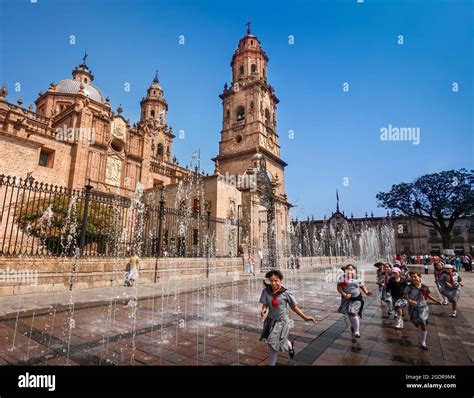 Spanish Schoolgirls With Uniform Stockfotos Und Bilder Kaufen Alamy