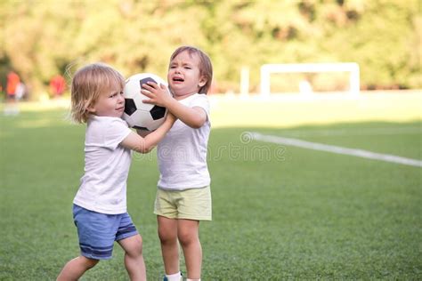 Dos Niños Pequeños Discutiendo En Un Parque O Estadio Sobre Un Balón De