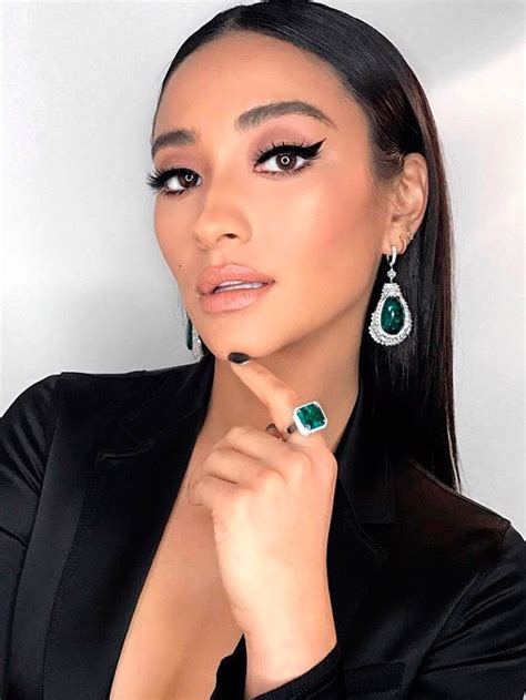 Steal Her Beauty Look Shay Mitchell Steal The Look