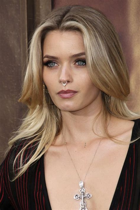 Abbey Lee Kershaws Hairstyles And Hair Colors Steal Her Style Golden