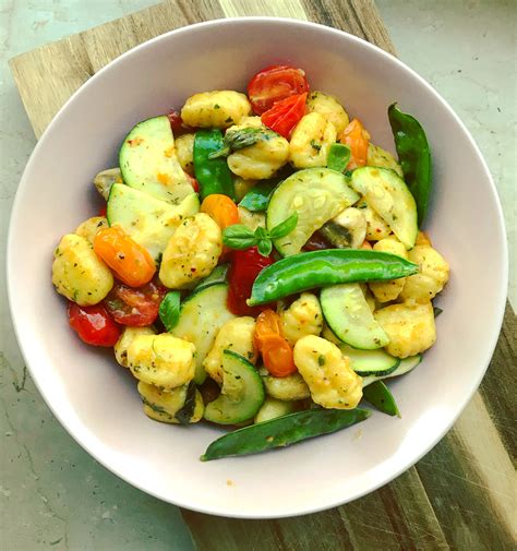 Bunte Gemüse-Gnocchi in leichter Parmesansoße