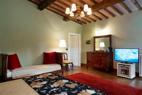 Saturnia saturnia dista a circa 80 chilometri da castiglione della pescaia, nel cuore della maremma grossetana.località termale di suggestiva bellezza, con le sue famose cascatelle, che sono vasche naturali sormontate da una cascata, in cui. Hai Bonus Vacanza? Qui: Last Minute Luglio, Manciano di ...