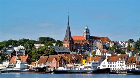 Flensburg lies at the innermost tip of the flensburg firth, an inlet of the baltic sea.flensburg's eastern shore is part of the anglia peninsula. Kaarten van Flensburg | Gedetailleerde gedrukte ...