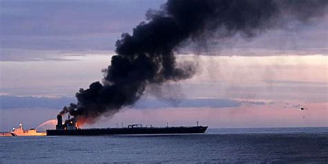 Un Incendie Sur Un Pétrolier Fait Craindre Une Nouvelle Marée Noire