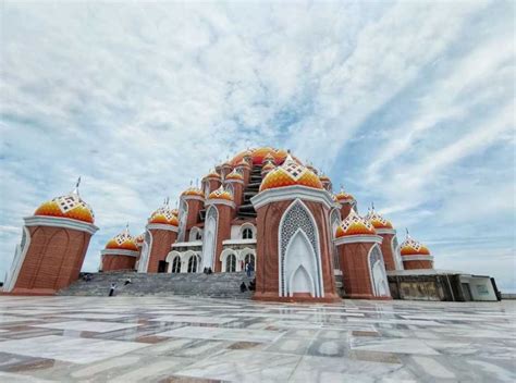 Potret Masjid 99 Kubah Di Makassar