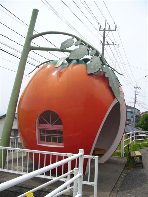 『いちごバス停』 Автобусная остановка Япония Архитектура