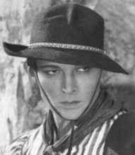 Con la llegada del cine sonoro , su popularidad de la década de 1920 se desvaneció por completo debido a su fuerte acento polaco y su dificultad para hablar inglés. Garko, interpreto il mito Rodolfo Valentino - Cultura ...