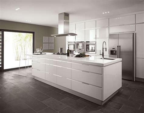 Love the white gloss units (handleless), pale worktop and grey flooring. Integrato White | White modern kitchen, Modern kitchen ...