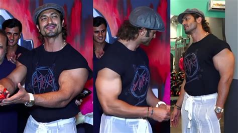 True Lagend Vidyut Jamwal Biceps Showing In Gym Gymlover Vidyutjamwalbody Fittnes YouTube
