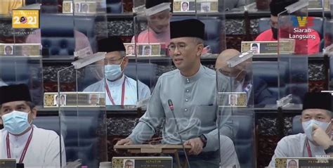 Meskipun pada 2019 tidak mengalami kenaikan, pemerintah memutuskan untuk merapel kenaikan cukai di alasan penerimaan negara adalah alasan paling krusial sebenarnya dari kenaikan cukai ini kalau saja pemerintah mau cukai rokok memang menjadi primadona dalam pendapatan negara. Penurunan Kadar Cukai Pendapatan 1 Peratus, Bantu ...