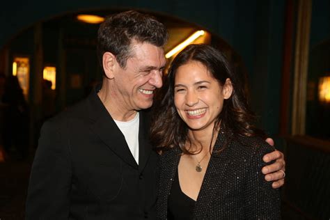 The singer and the novelist form a solid and loving couple even if 33 years separate them. Marc Lavoine a épousé Line Papin : leur mariage