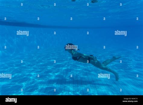 unterwasser frau porträt mit weißen bikini im schwimmbad stockfotografie alamy