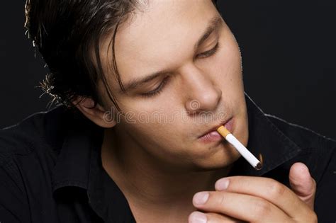 Uomo Che Fuma Una Sigaretta Fotografia Stock Immagine Di Caucasico Concetto 16393716