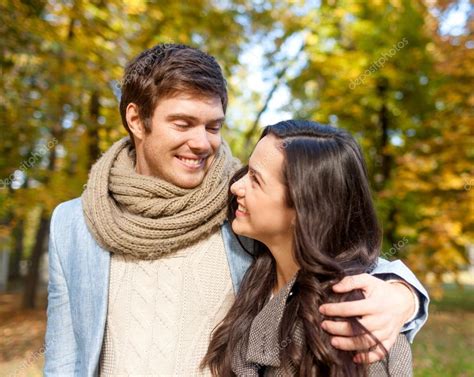 sonriente pareja abrazándose en el parque otoño — fotos de stock © syda productions 52249997